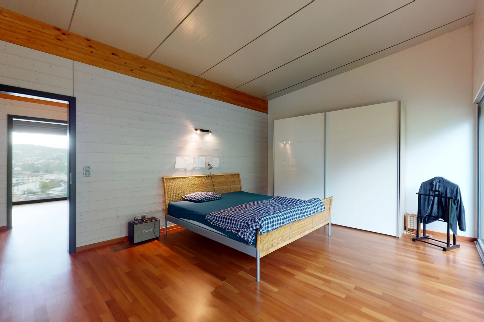 chambre à coucher avec lumière naturelle et parquet