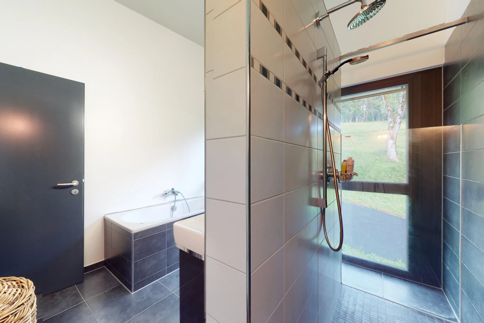 salle de bains avec lumière naturelle, carrelage, et douche
