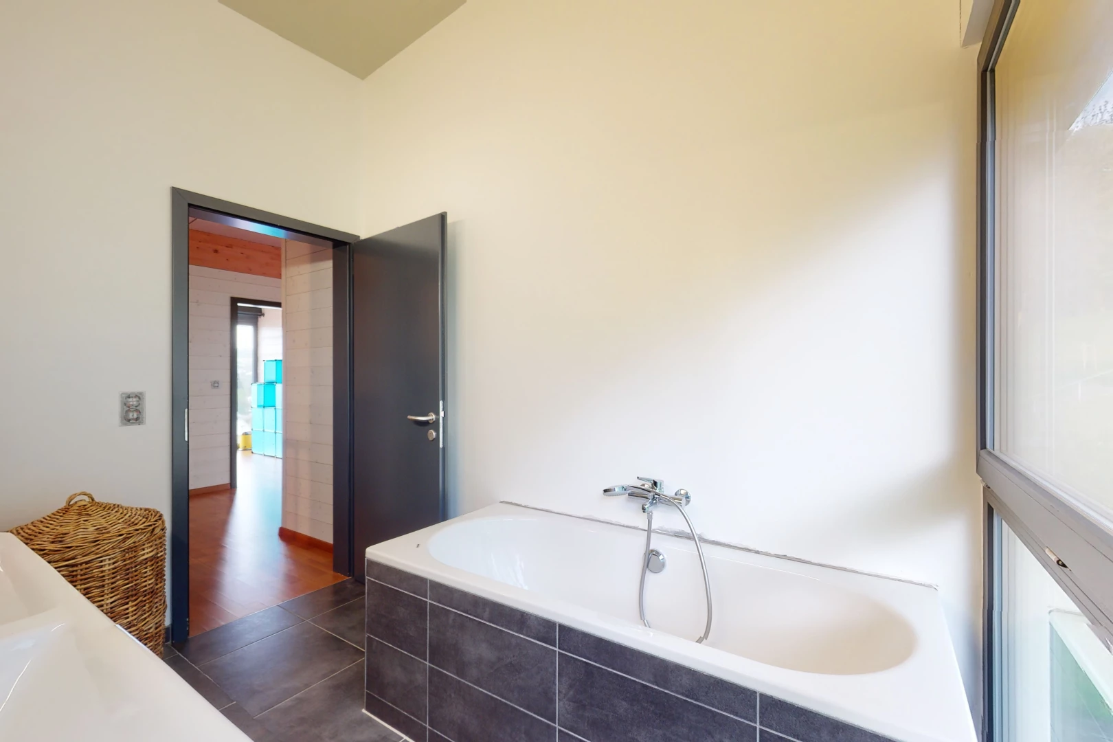 salle de bains avec lumière naturelle et baignoire