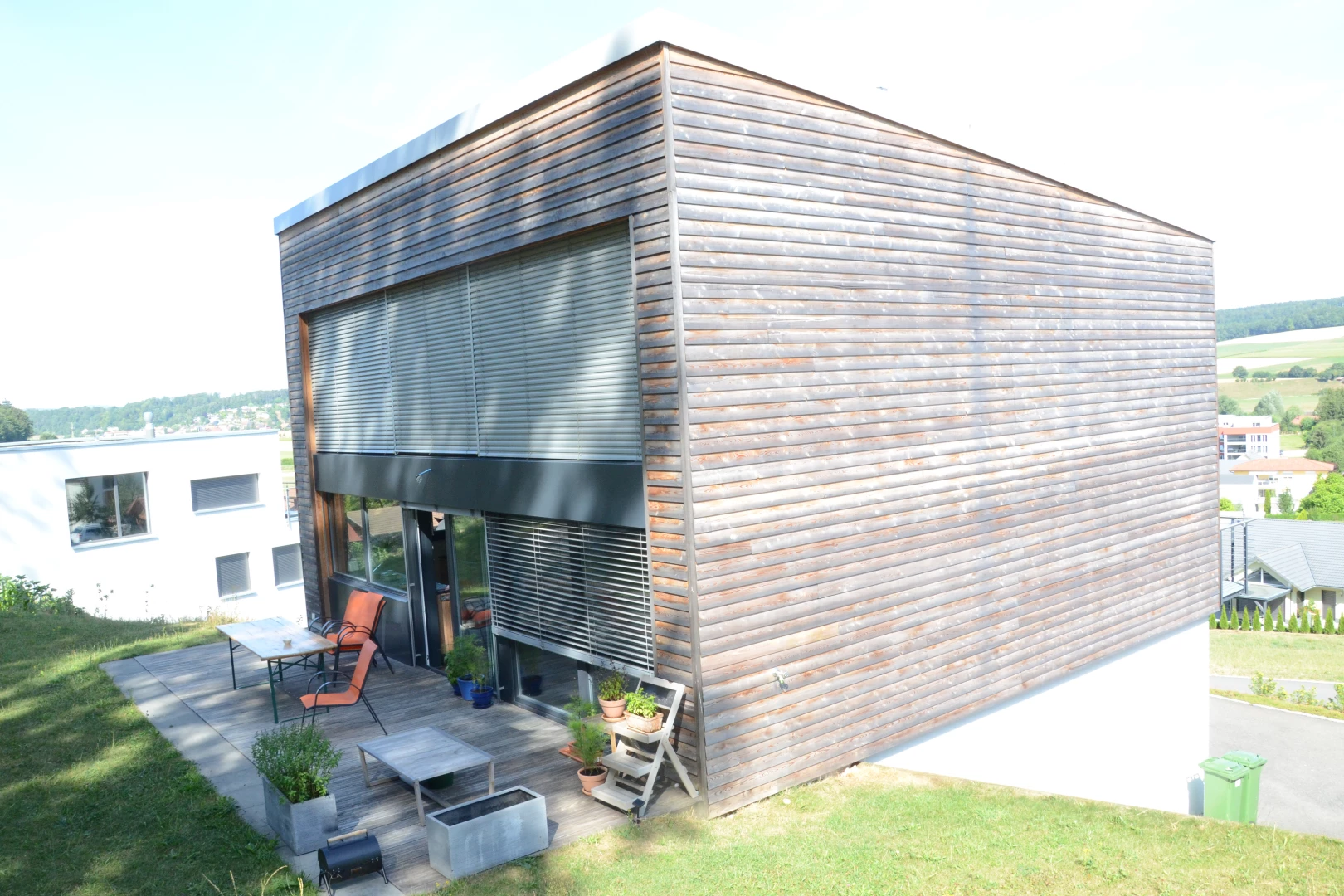 arrière de la maison avec pelouse