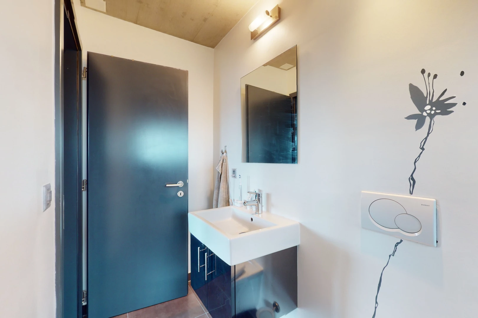 salle de bains avec vasque, meuble-lavabo, et miroir