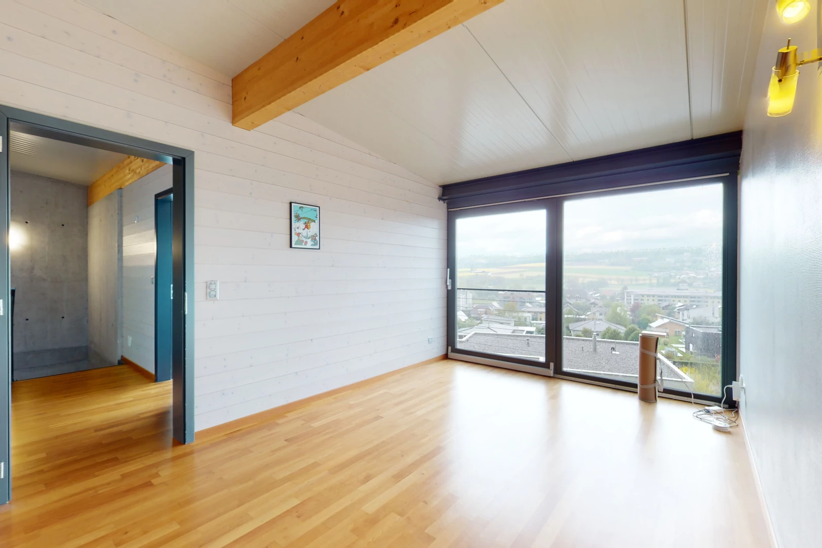 chambre vide avec parquet et poutres apparentes