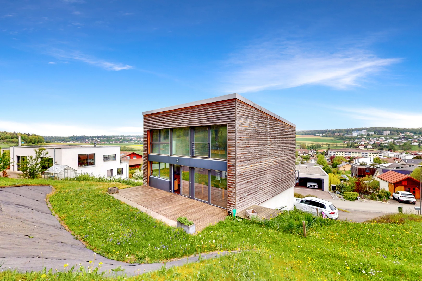 arrière de la maison avec pelouse et vue sur la mer