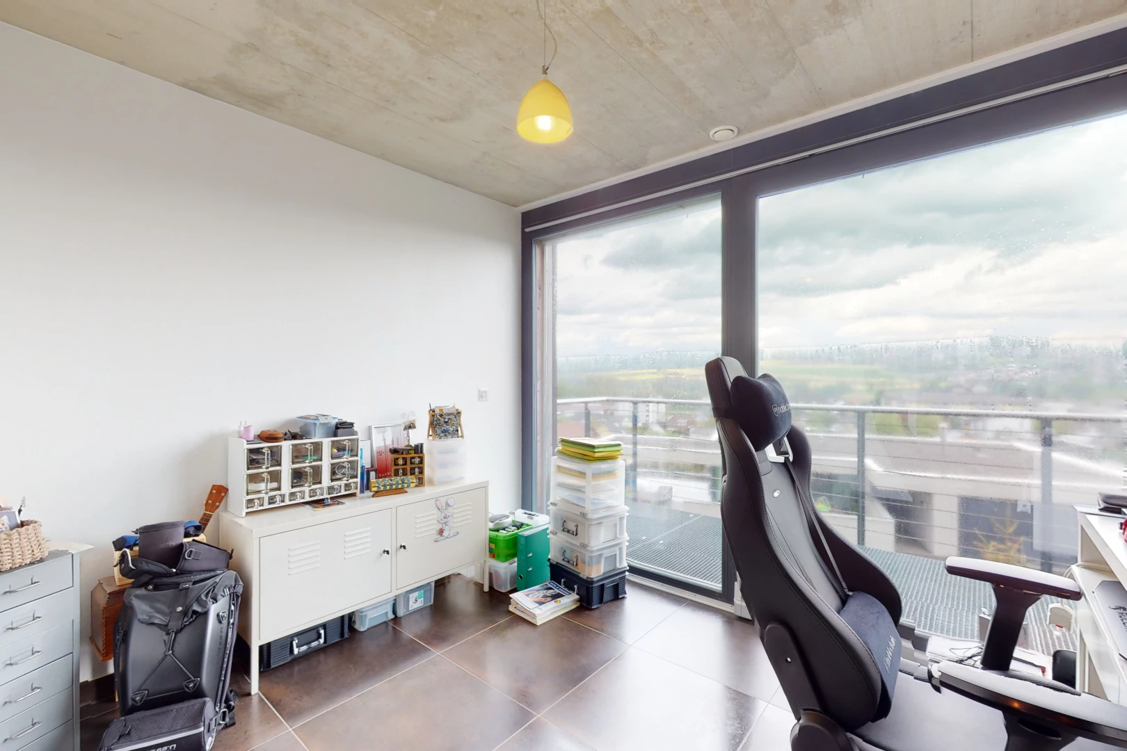 bureau avec lumière naturelle et carrelage