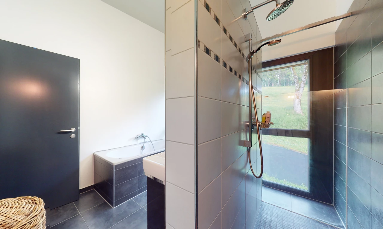 salle de bains avec lumière naturelle, carrelage, et douche