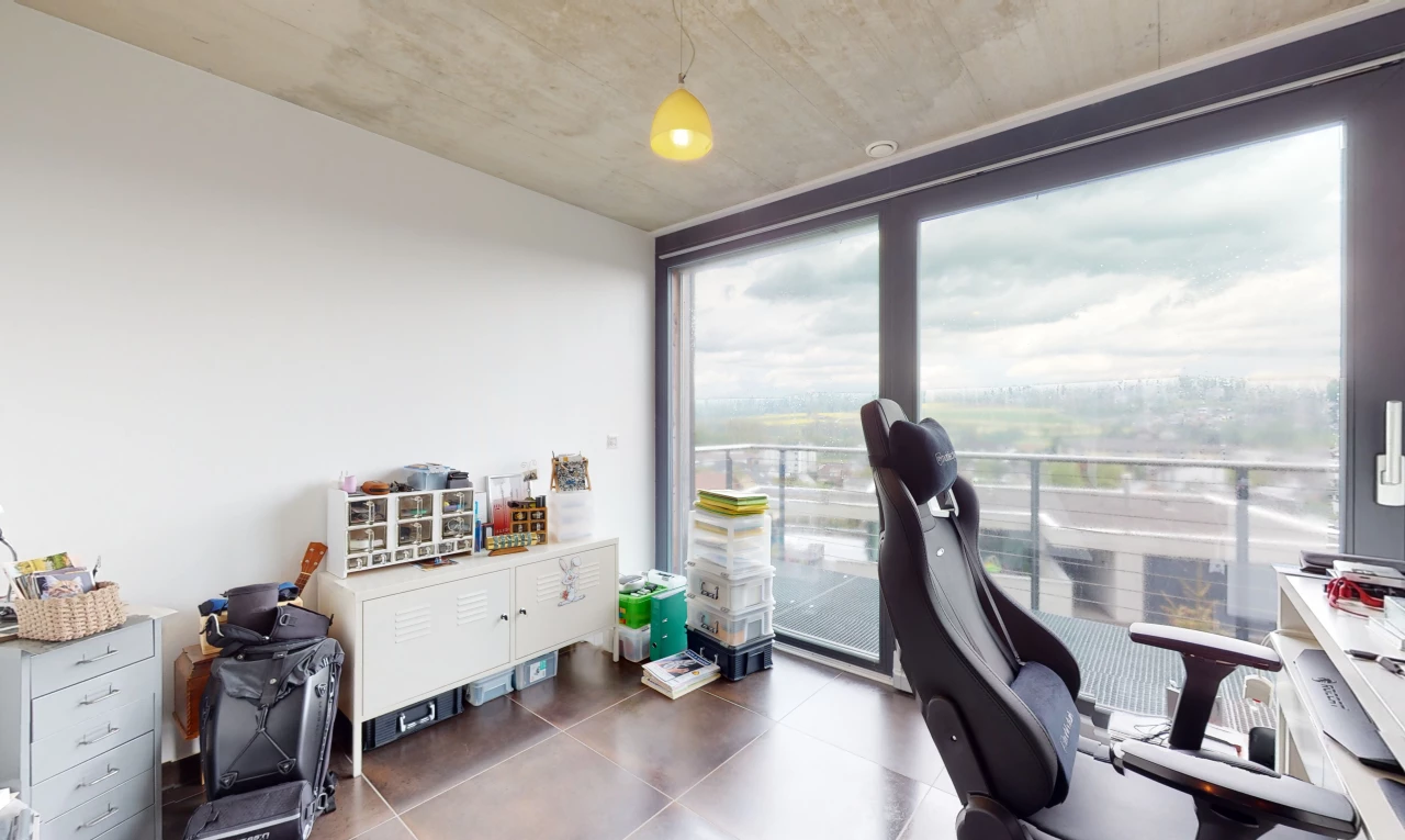 bureau avec lumière naturelle et carrelage