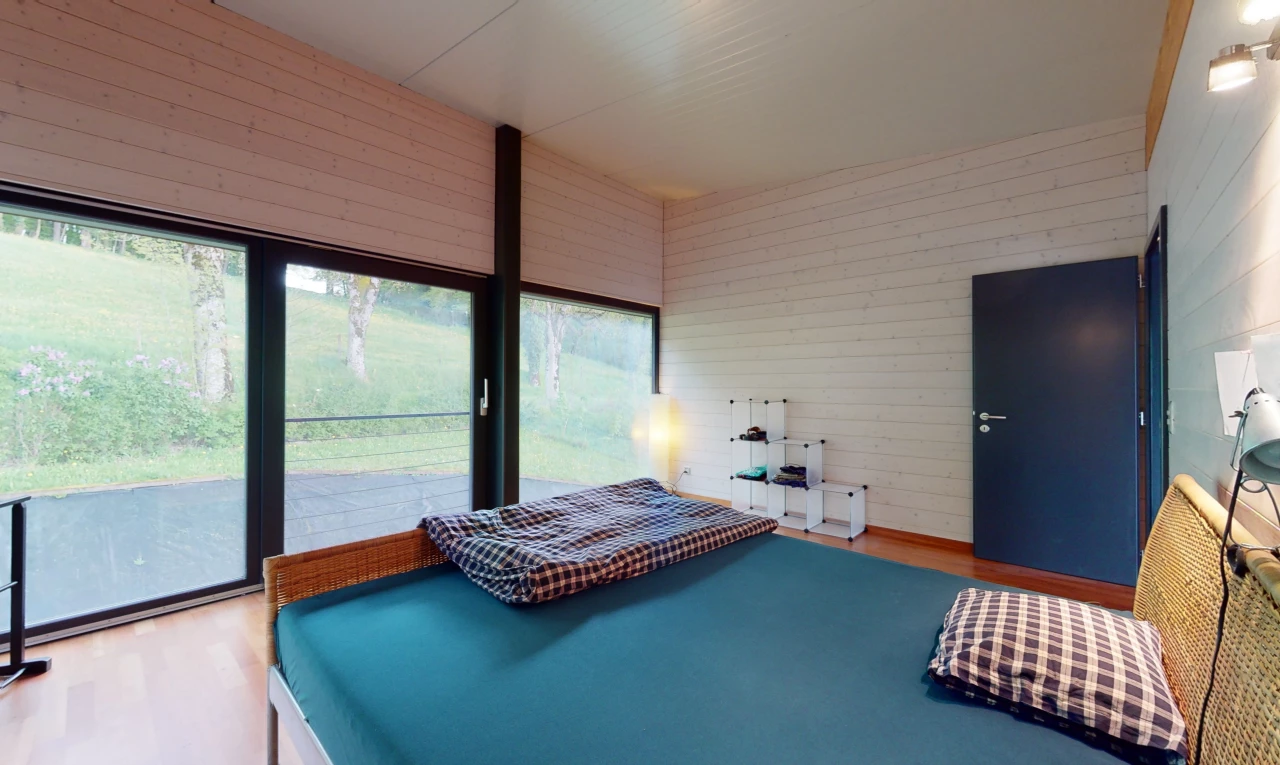 chambre à coucher avec lumière naturelle et parquet