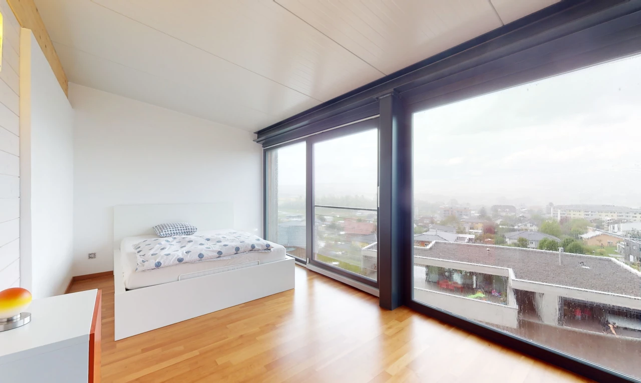 chambre à coucher avec lumière naturelle et parquet