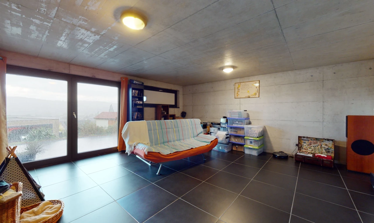 salon avec lumière naturelle et carrelage