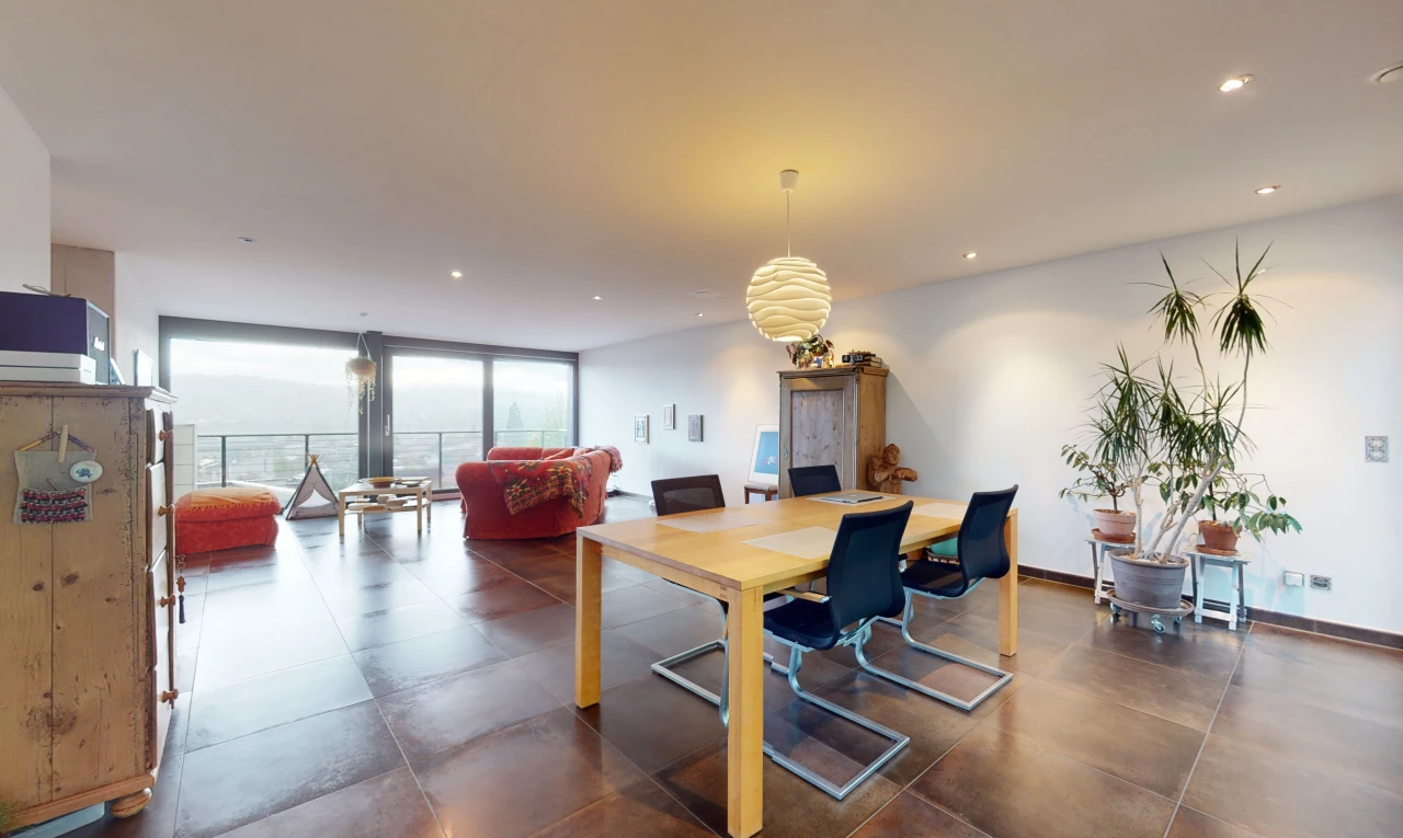 salle à manger avec lumière naturelle et carrelage