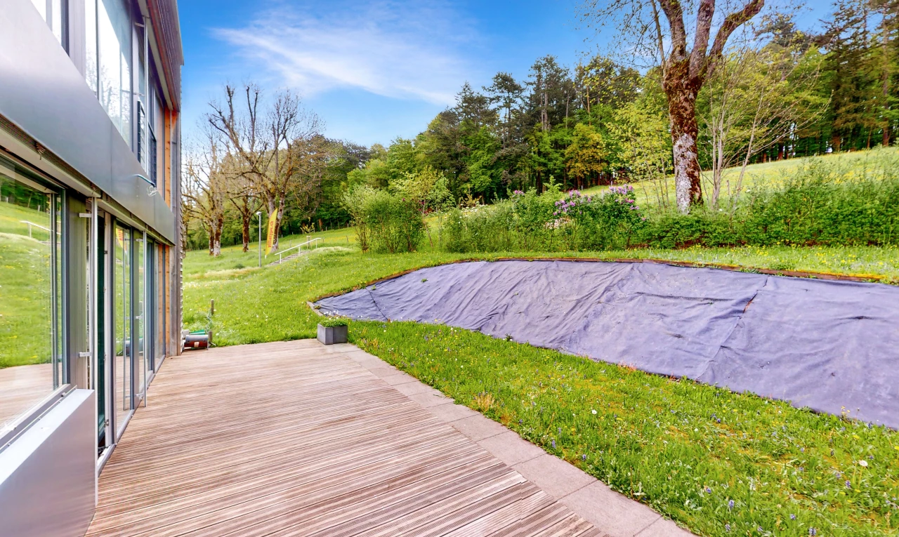terrasse en bois avec pelouse