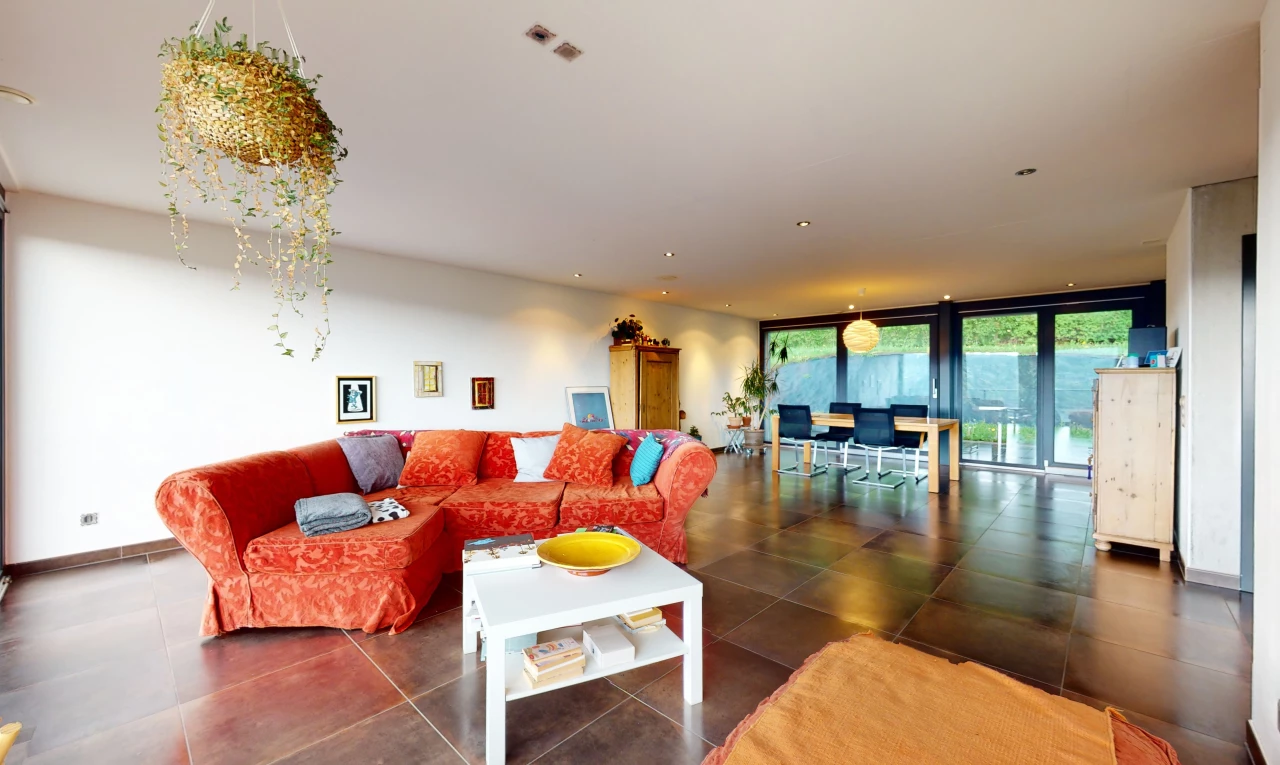 salon avec lumière naturelle et carrelage