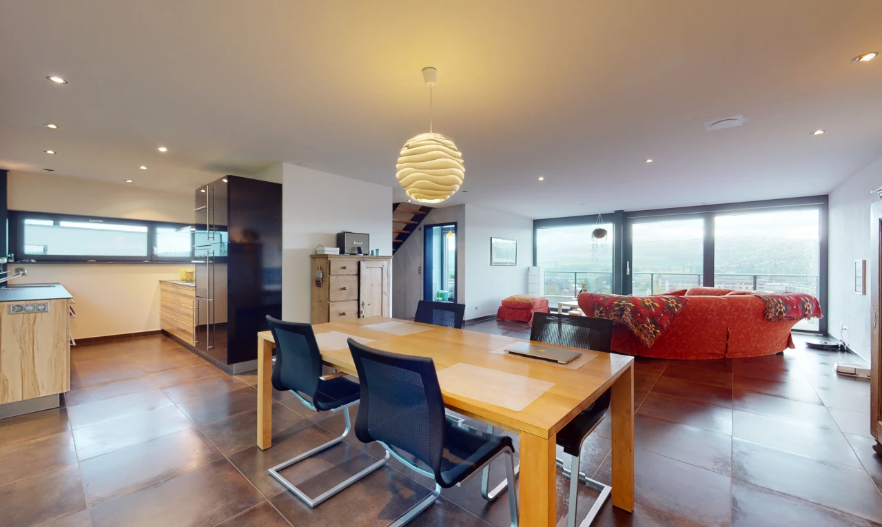 salle à manger avec lumière naturelle et carrelage