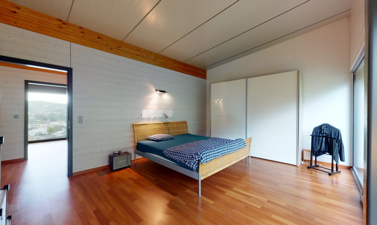 chambre à coucher avec lumière naturelle et parquet