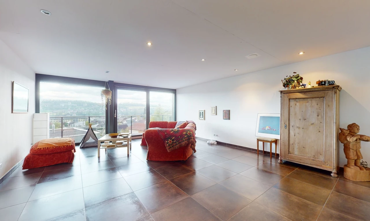 salon avec lumière naturelle et carrelage