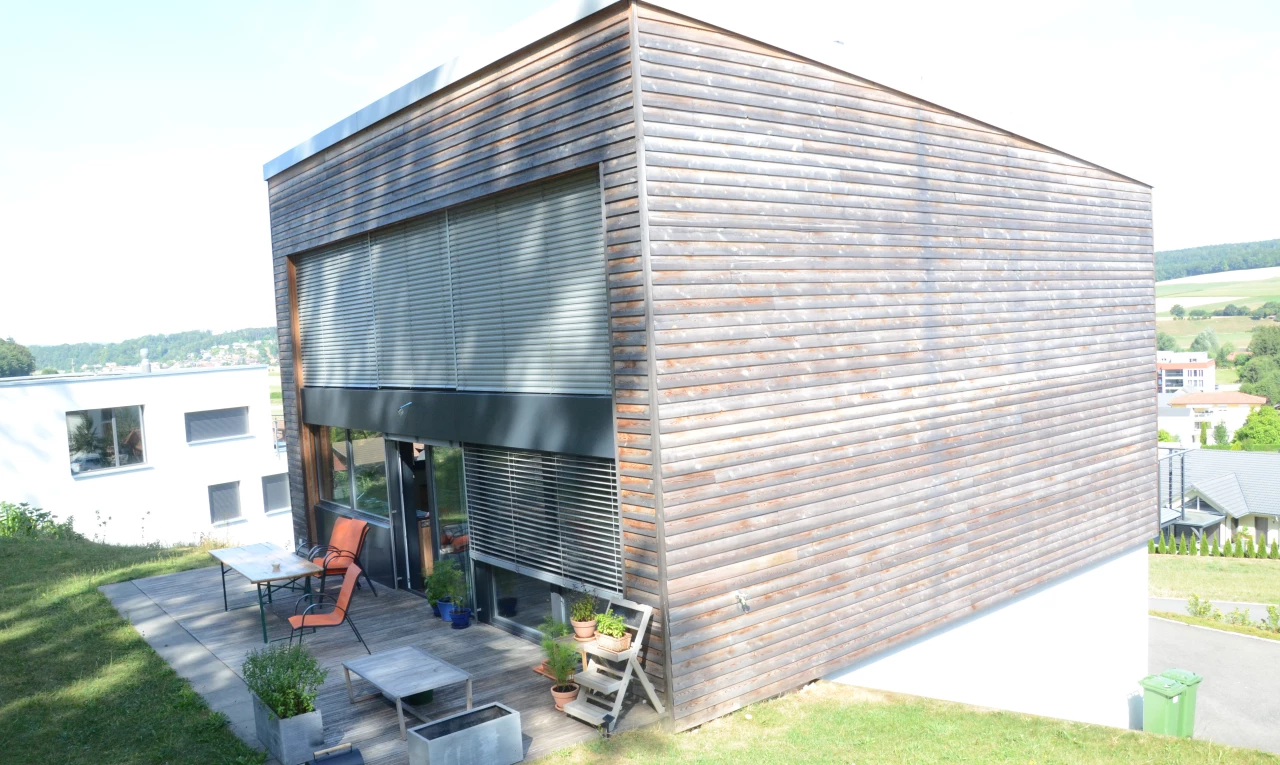 arrière de la maison avec pelouse