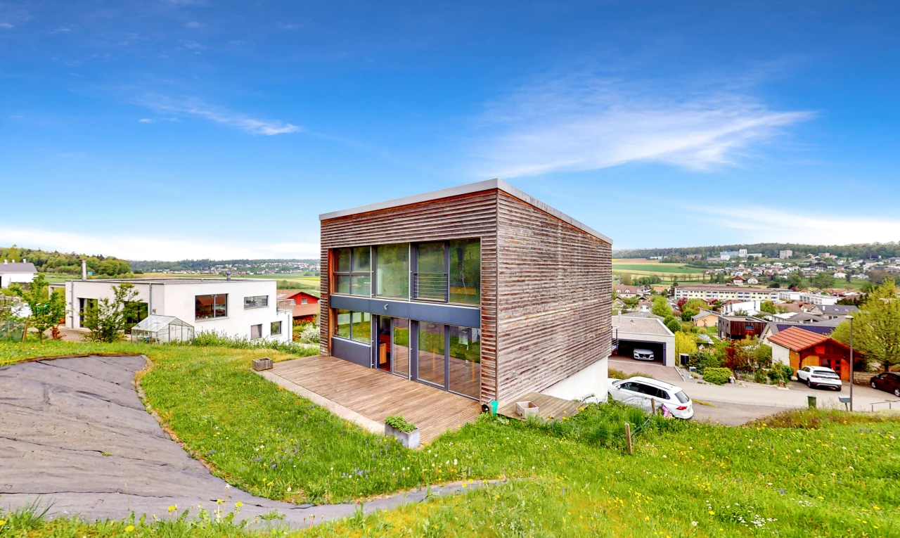 arrière de la maison avec pelouse et vue sur la mer
