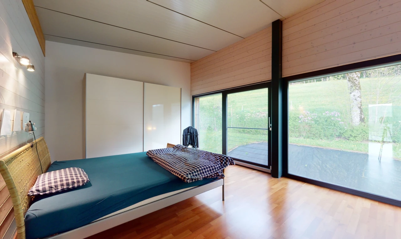 chambre à coucher avec parquet et lumière naturelle