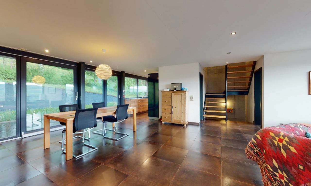 salle à manger avec lumière naturelle et carrelage
