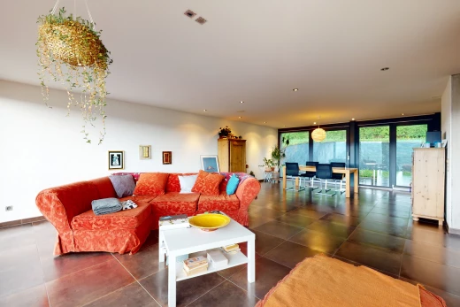 salon avec lumière naturelle et carrelage