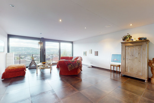 wohnzimmer mit einer gesunden menge an sonnenlicht und fliesenböden