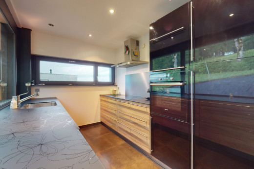 küche mit natürlichen licht und helle böden