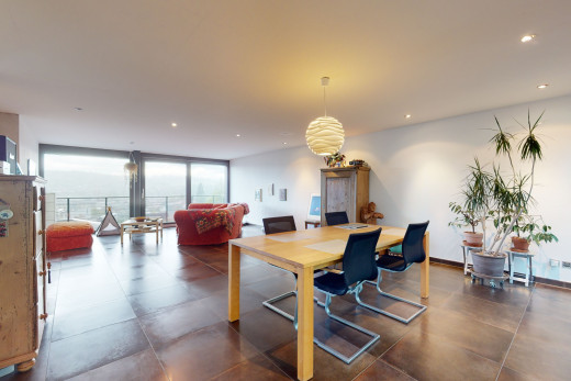 essbereich mit natürlichen licht und fliesenböden