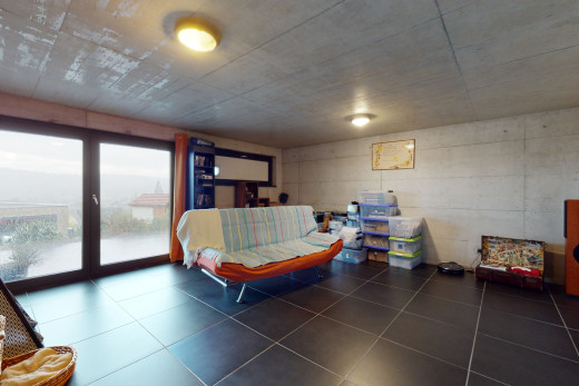 gefliestes wohnzimmer mit natürlichem licht