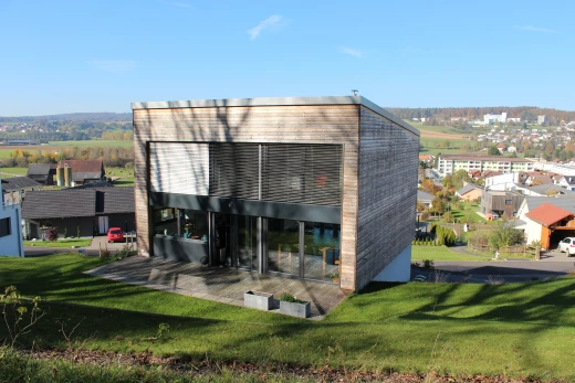arrière de la maison avec pelouse