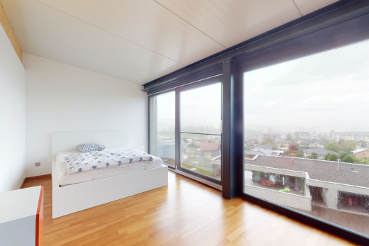 hartholzbodenschlafzimmer mit natürliches licht