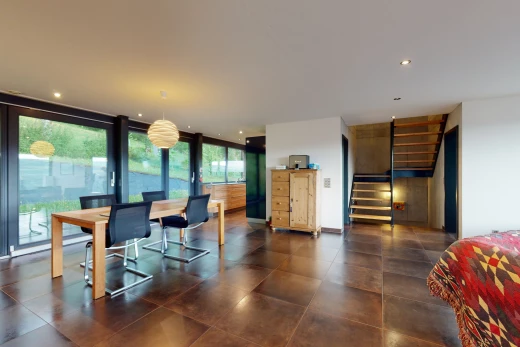 salle à manger avec lumière naturelle et carrelage