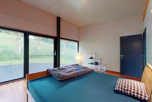 hartholzbodenschlafzimmer mit natürlichem licht