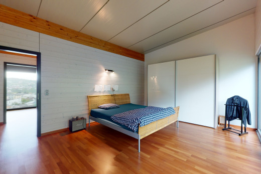 hartholzbodenschlafzimmer mit natürlichem licht