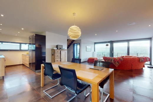 salle à manger avec lumière naturelle et carrelage