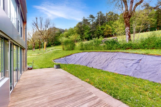 terrasse en bois avec pelouse