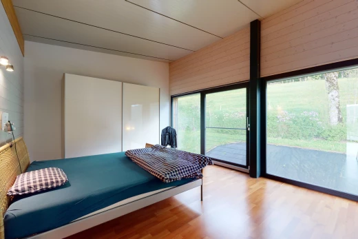 chambre à coucher avec parquet et lumière naturelle