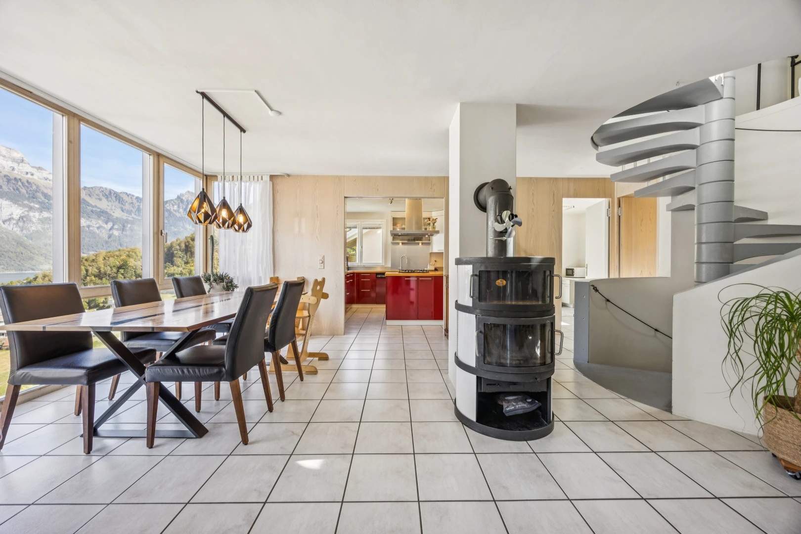 salle à manger avec escaliers, mountain view, vue sur la montagne, inside property, et sol en carrelage