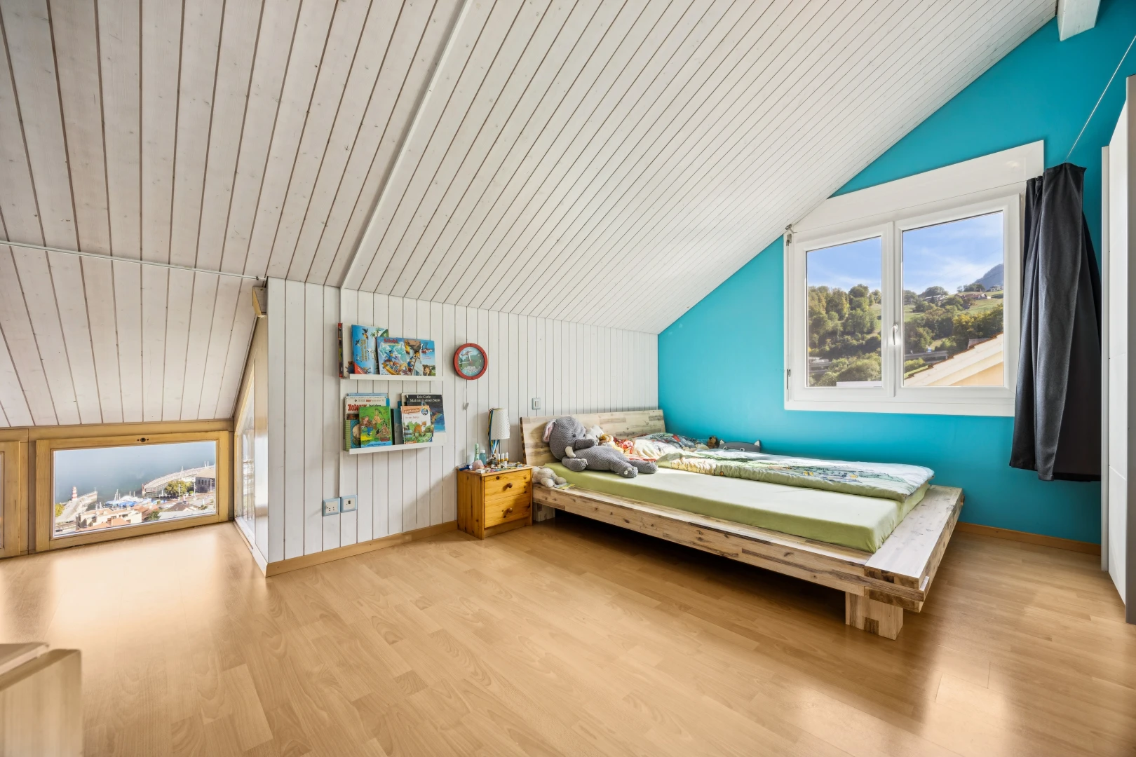 chambre avec plafond voûté, vaulted ceiling, plafond en bois, wood ceiling, et inside property