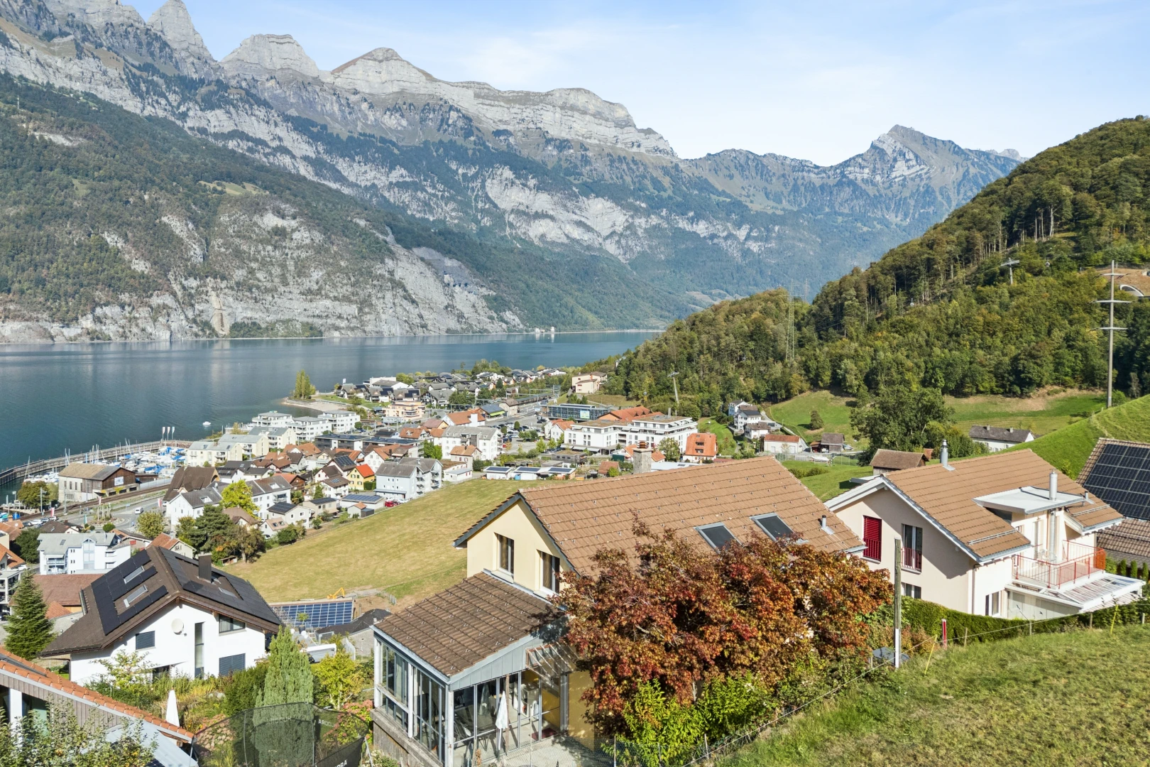 vue sur la montagne avec residential view, vue résidentielle, neighborhood view, water view, et vue sur l'eau