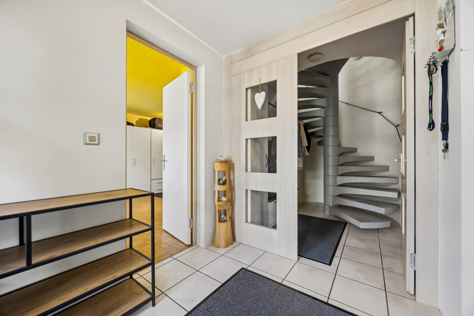 escaliers avec escaliers, inside property, tile floor, sol en carrelage, et drywall