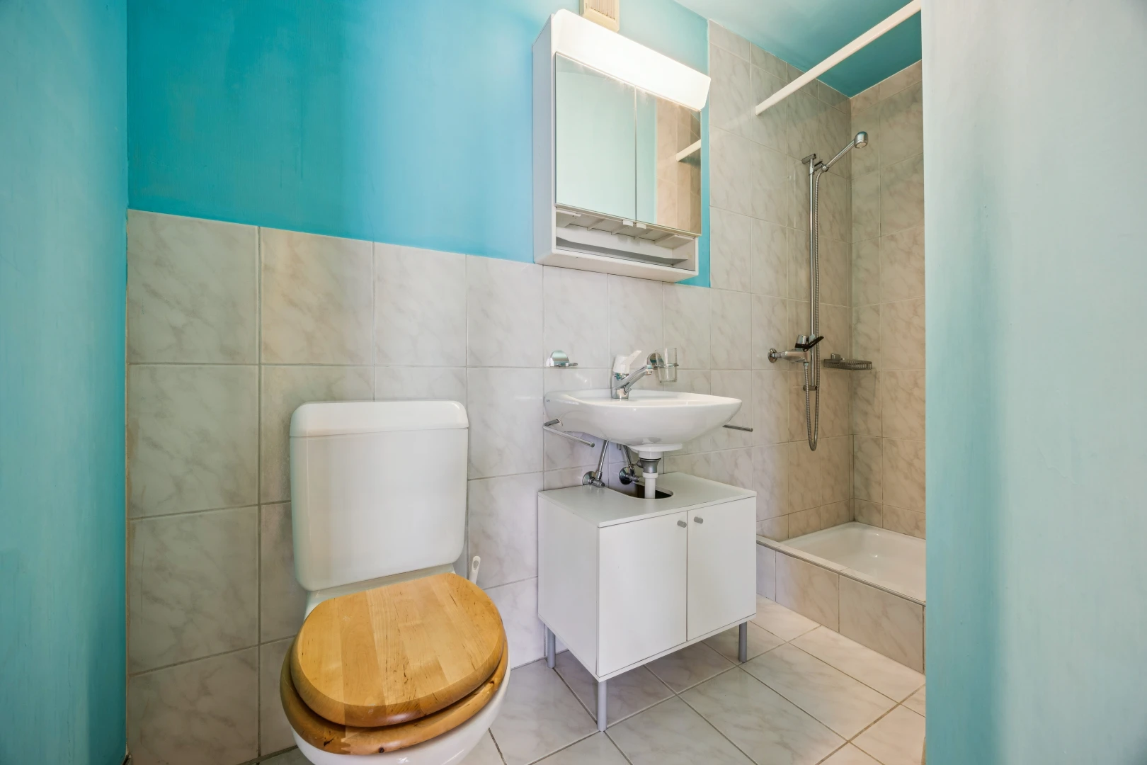 salle de bains avec miroir, douche, tile wall, mur en carrelage, et salle de bain complète