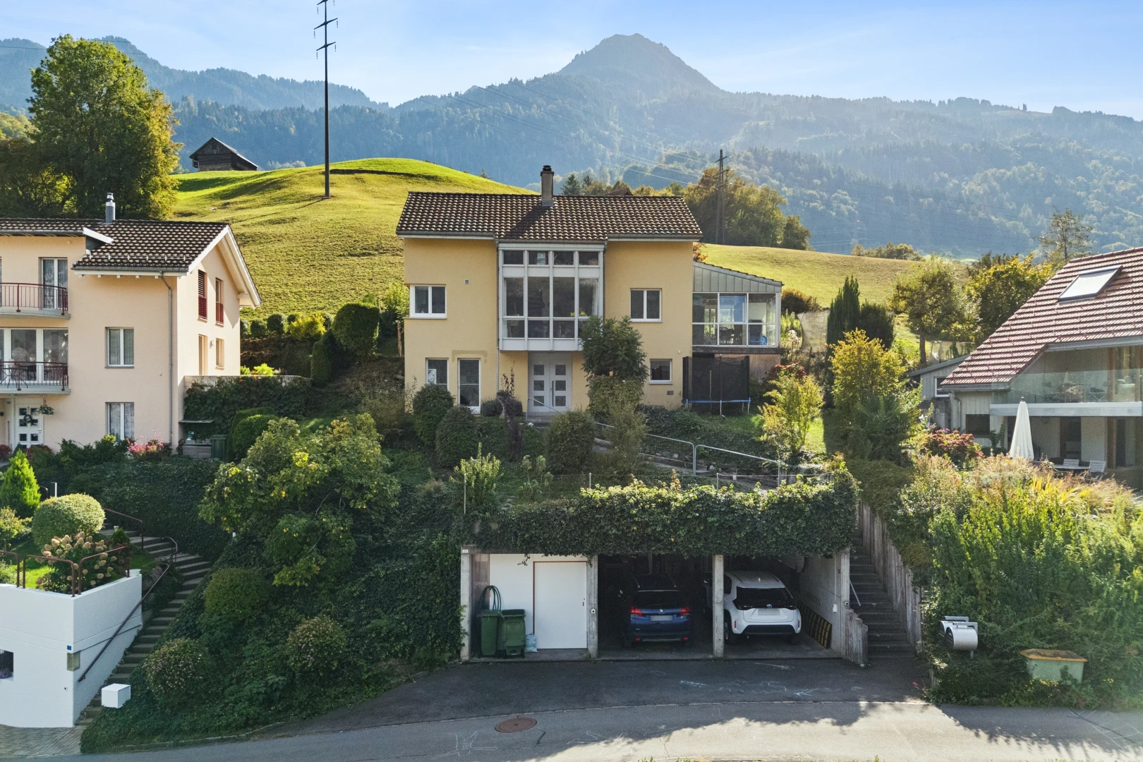 façade avec escaliers, toit en tuiles, drone view, mountain view, et vue sur la montagne