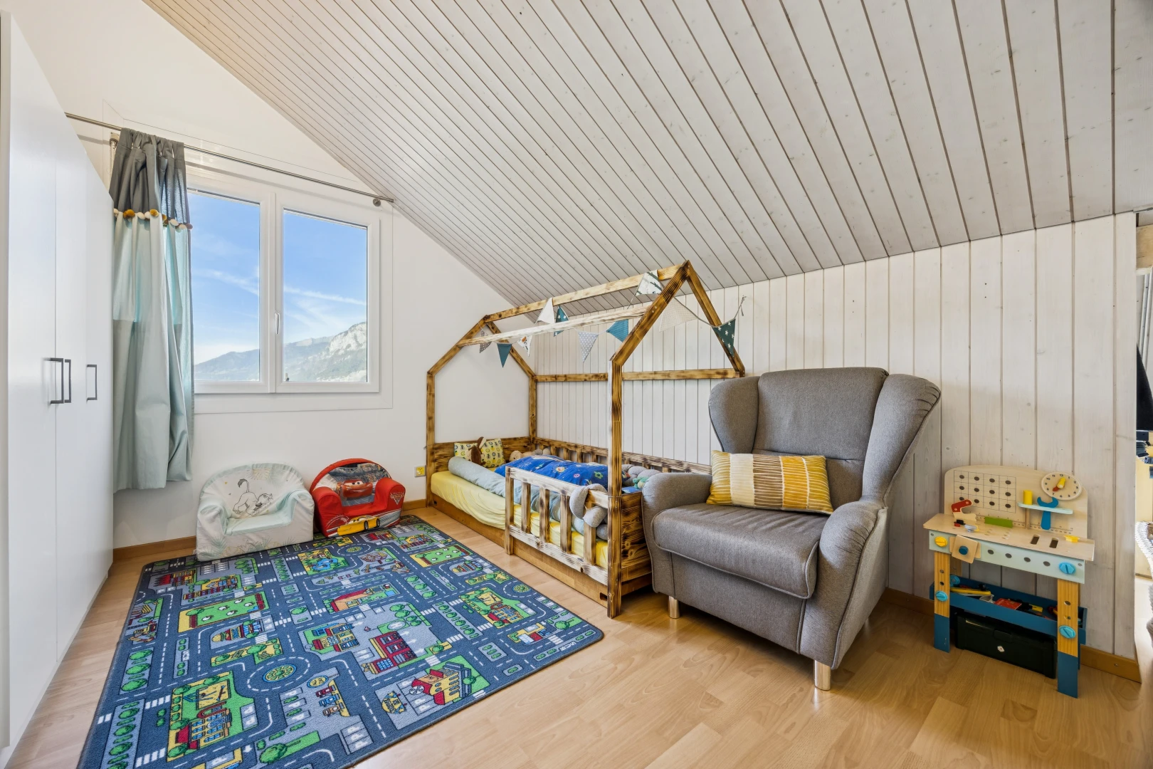 chambre avec vaulted ceiling, plafond voûté, day time, wood finish floor, et sol en finition bois