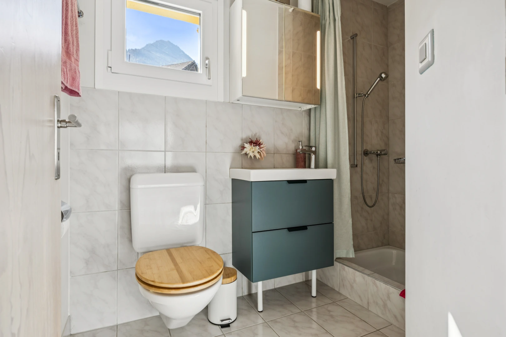 salle de bains avec salle de bain complète, toilette, évier, douche-bain combinés, et light floor