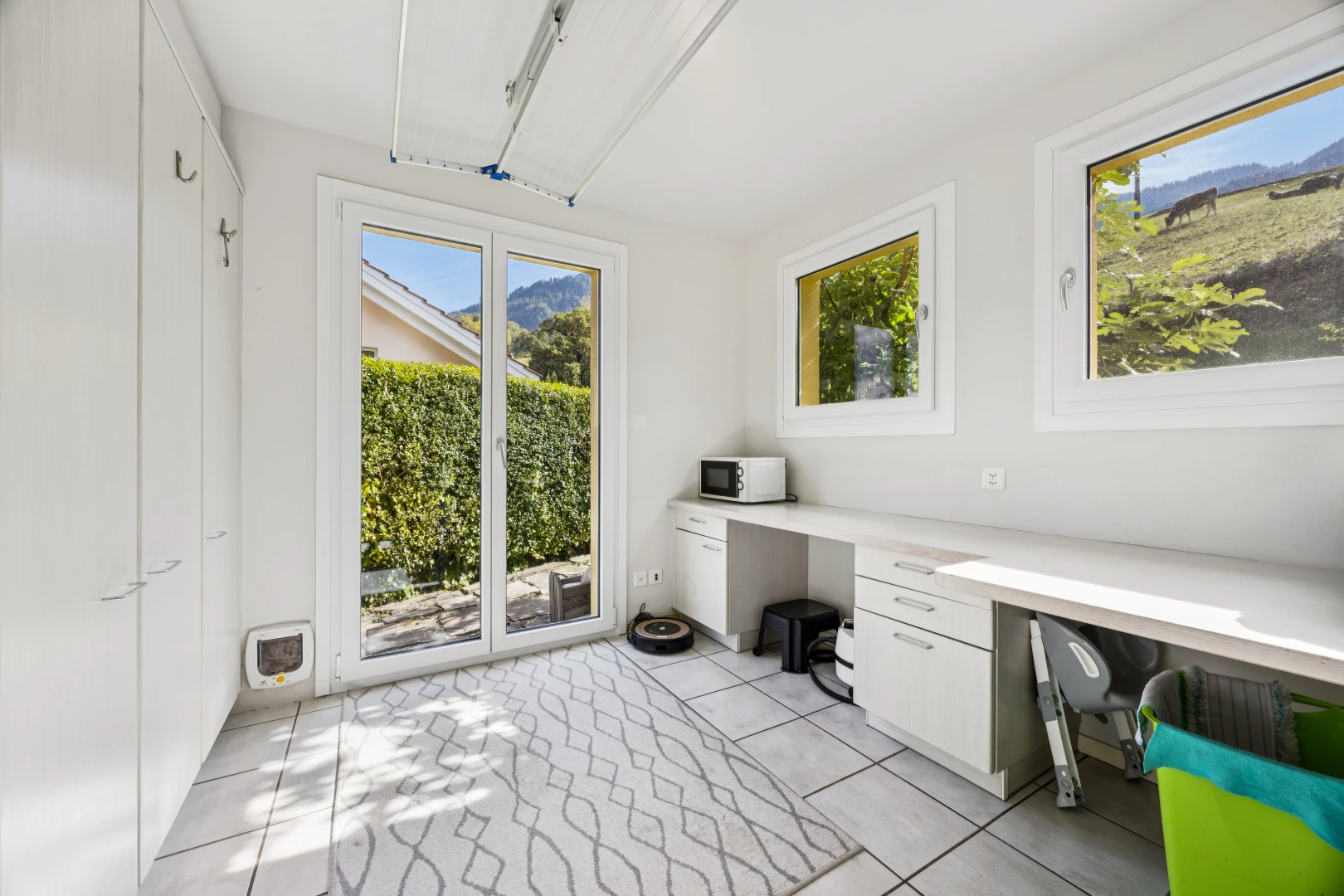 bureau avec bureau intégré, accès à l'extérieur, light floor, day time, et inside property