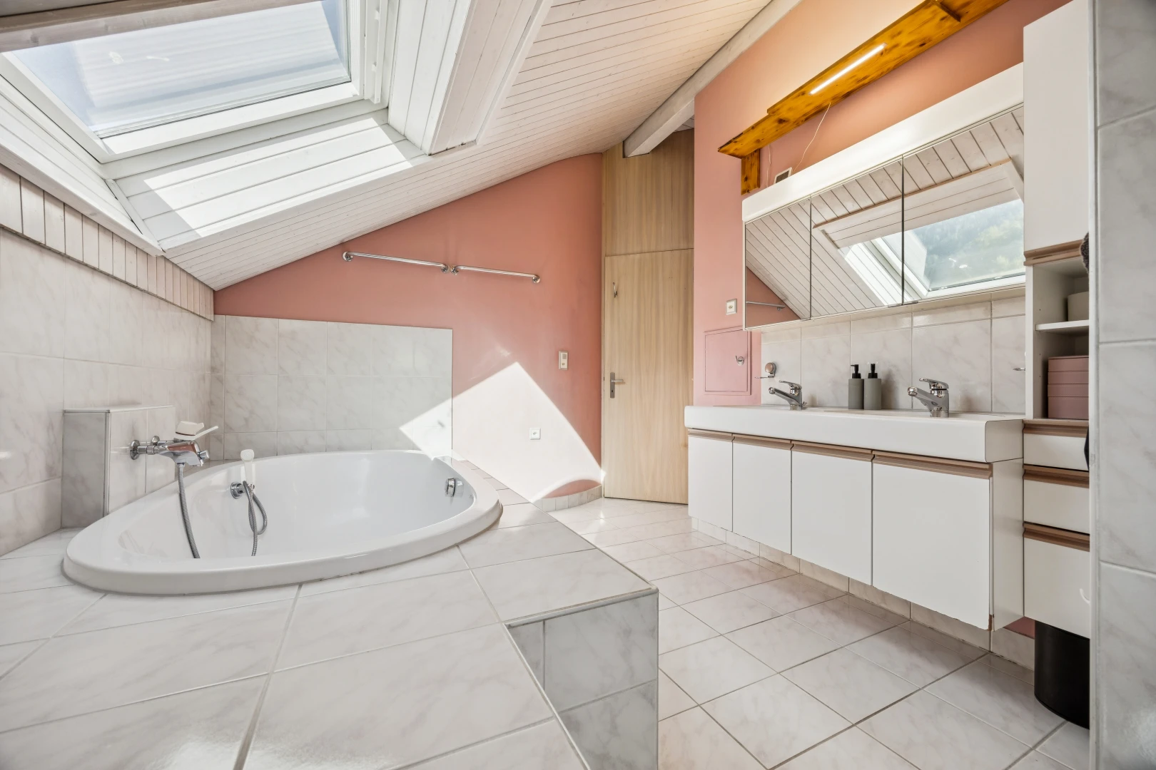salle de bains avec puits de lumière, salle de bain complète, vaulted ceiling, plafond voûté, et bain