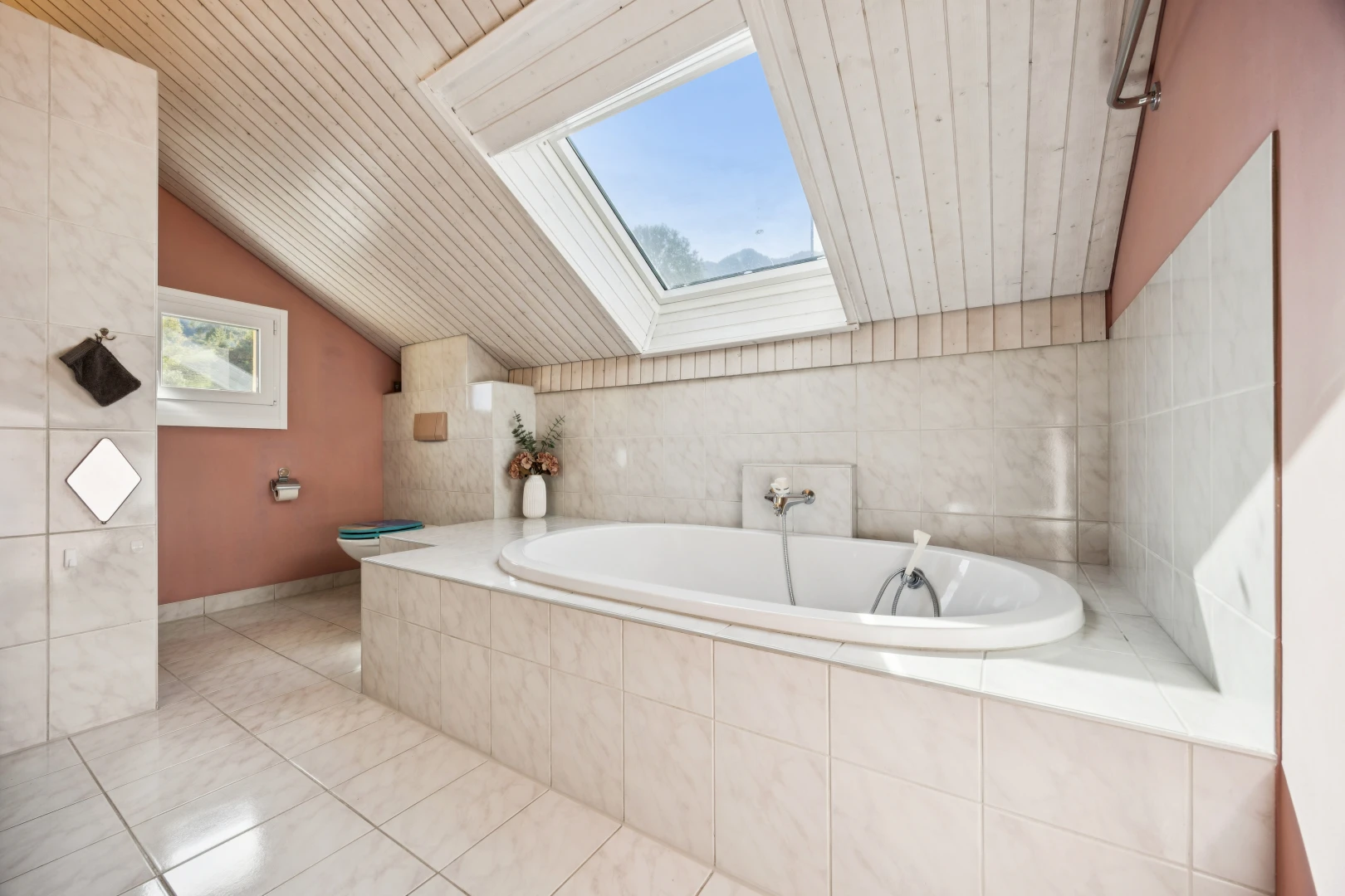 salle de bains avec salle de bain complète, bain, puits de lumière, wood ceiling, et plafond en bois
