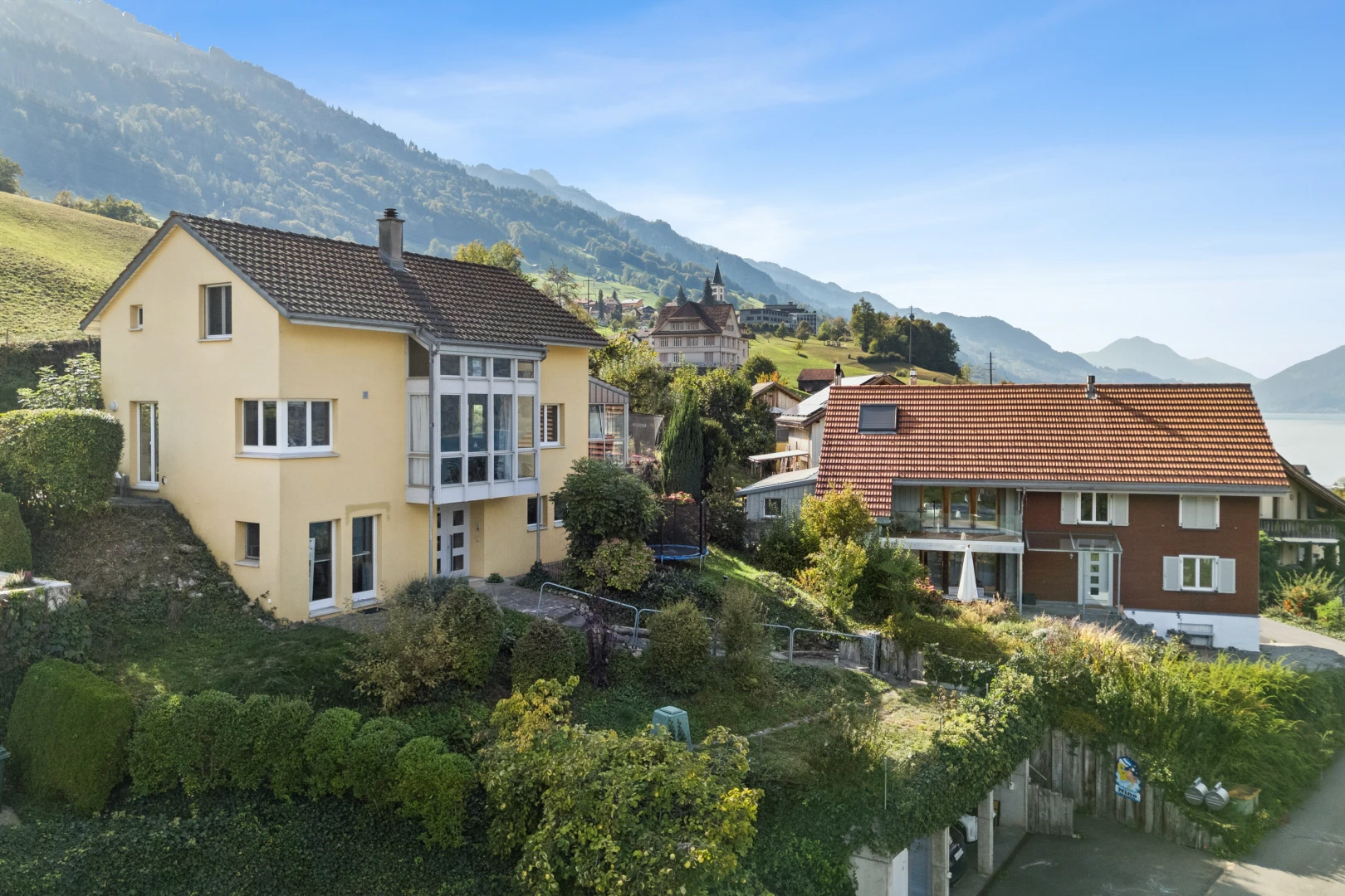 façade avec mountain view, vue sur la montagne, cheminée, drone view, et toit en tuiles