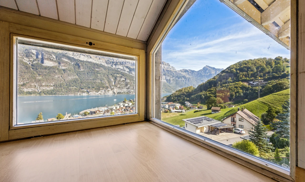espace intérieur avec mountain view, vue sur la montagne, view focus, et day time