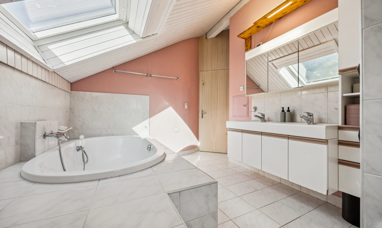 salle de bains avec puits de lumière, salle de bain complète, vaulted ceiling, plafond voûté, et bain
